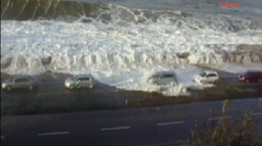 Dev dalgalar paniğe neden oldu