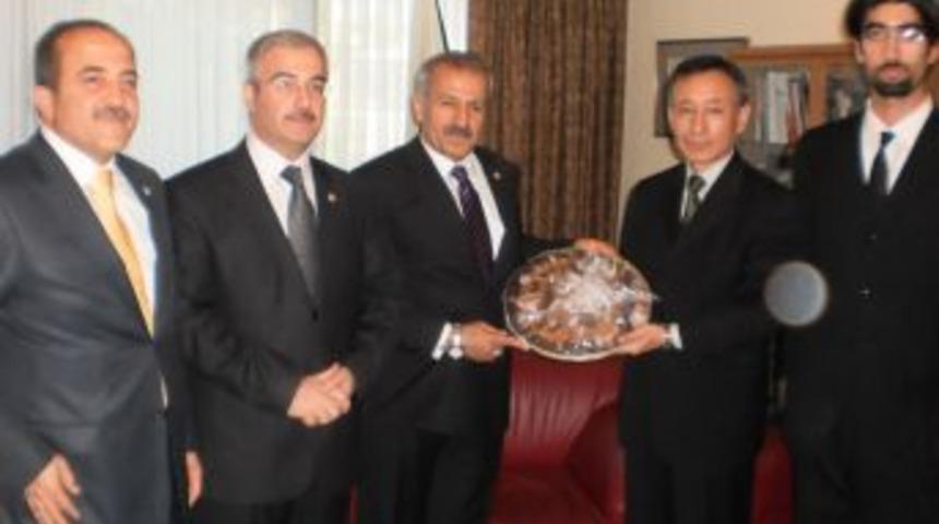 AK Partili milletvekillerinden Japonya B&uuml;y&uuml;kel&ccedil;iliği'ne taziye ziyareti