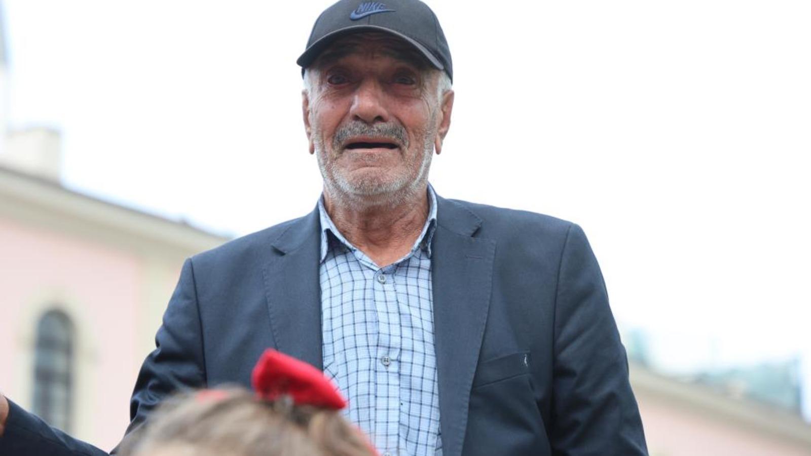 Anaokulu öğrencileri "Ölürüm Türkiyem" şarkısını söyledi, yaşlı adam gözyaşı döktü