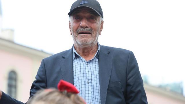 Anaokulu öğrencileri Ölürüm Türkiyem şarkısını söyledi, yaşlı adam gözyaşı döktü