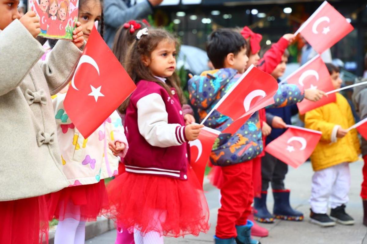 Anaokulu öğrencileri "Ölürüm Türkiyem" şarkısını söyledi, yaşlı adam gözyaşı döktü 3