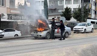 Seyir halindeki otomobil alev aldı