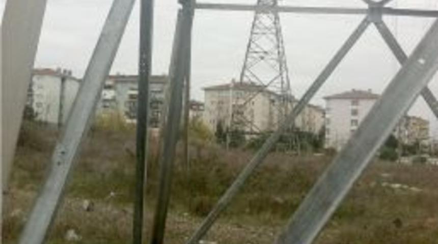 Enerji nakil hatlarının direklerini &ccedil;alarak &ouml;l&uuml;me davetiye &ccedil;ıkarıyorlar