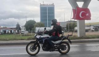 Motosikletinin arkasına astığı Türk bayraklarıyla çevre yolunda ilerledi