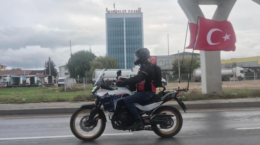 Motosikletinin arkasına astığı Türk bayraklarıyla çevre yolunda ilerledi
