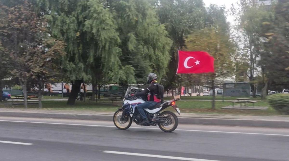 Motosikletinin arkasına astığı Türk bayraklarıyla çevre yolunda ilerledi 1