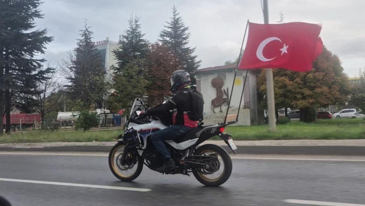 Motosikletinin arkasına astığı Türk bayraklarıyla çevre yolunda ilerledi 2