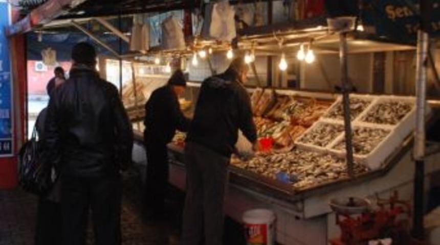 Ucuzluk balık pazarına ilgiyi artırdı