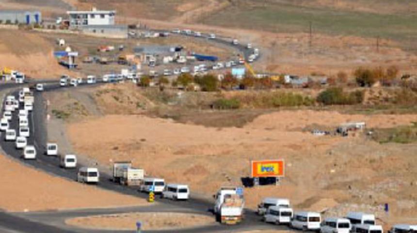 Sınıra 200 ara&ccedil;lık asker sevkiyatı