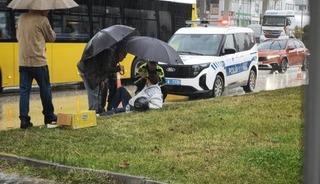 Yağmur altında ıslanan yaralıya trafik polisi şemsiye tuttu