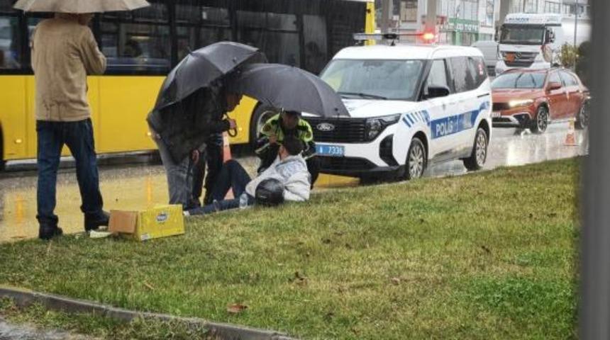 Yağmur altında ıslanan yaralıya trafik polisi şemsiye tuttu