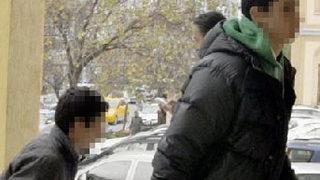 İkiz öğrencilerden öğretmenlere meydan dayağı