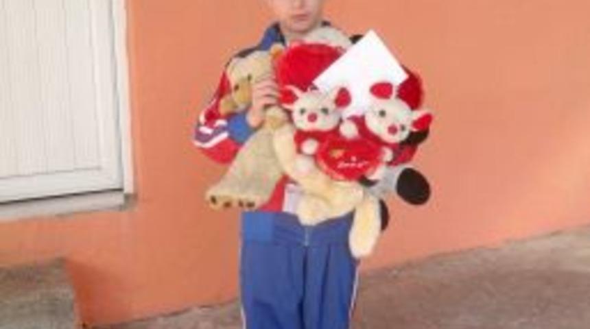 Kardeşlerine bile elletmediği oyuncak ayısını Van’a gönderiyor