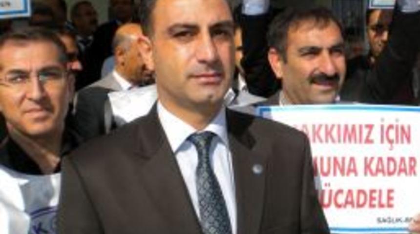 Sağlık &ccedil;alışanları maaş bordrolarını yaktı