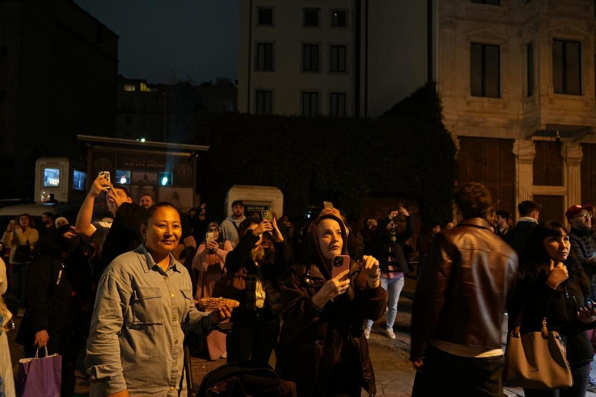 Cumhuriyet in 103 yıllık ışığı Galata Kulesi ni aydınlattı 3