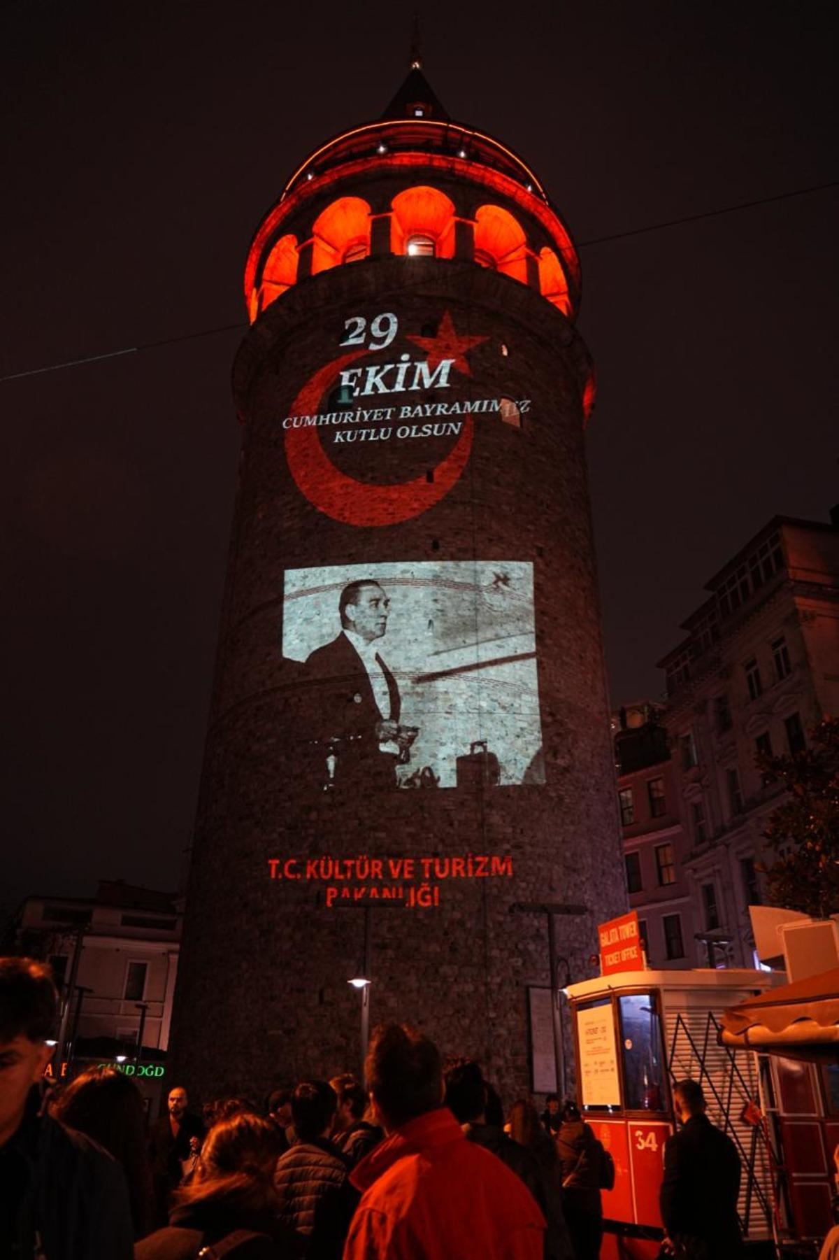 Cumhuriyet in 103 yıllık ışığı Galata Kulesi ni aydınlattı 4