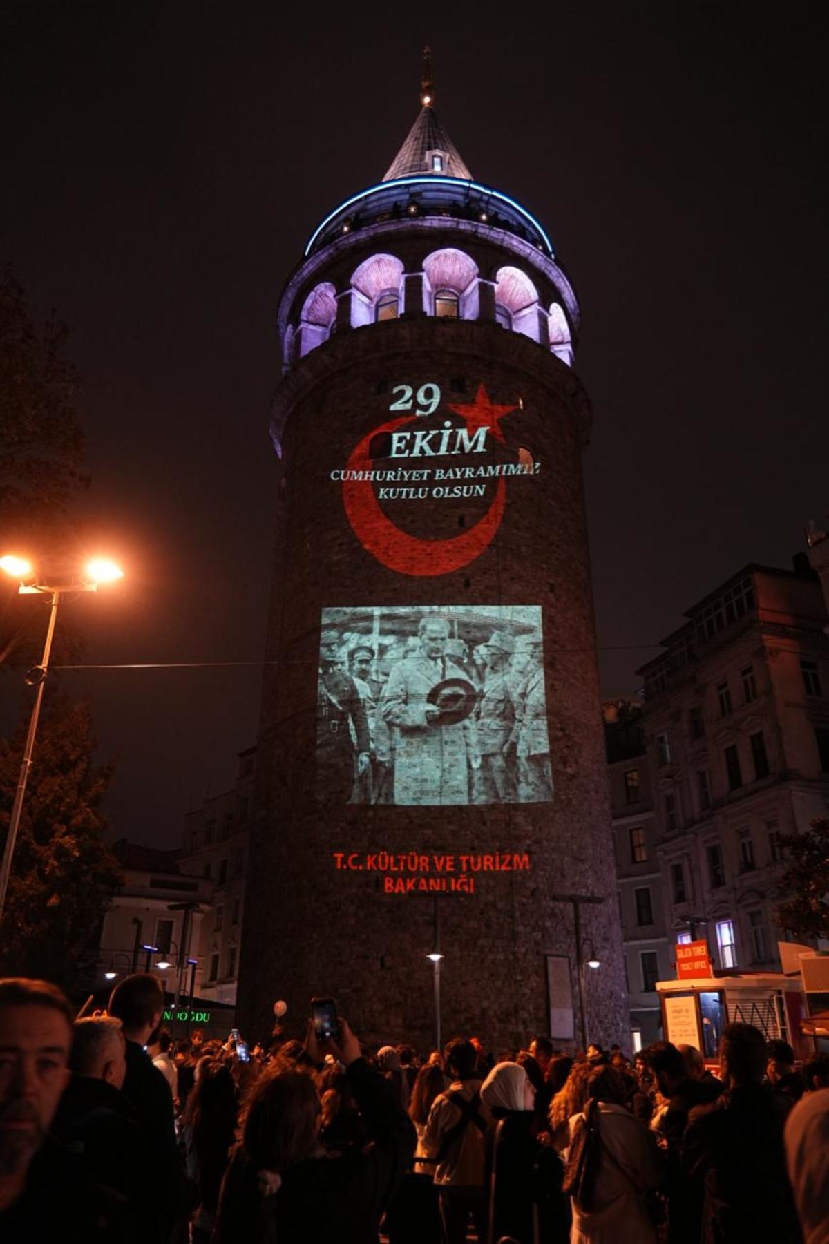 Cumhuriyet in 103 yıllık ışığı Galata Kulesi ni aydınlattı 5