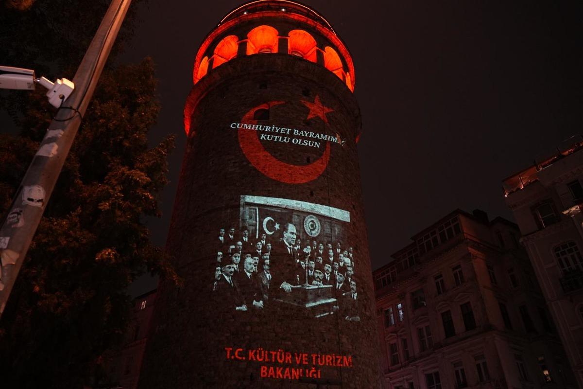 Cumhuriyet in 103 yıllık ışığı Galata Kulesi ni aydınlattı 2
