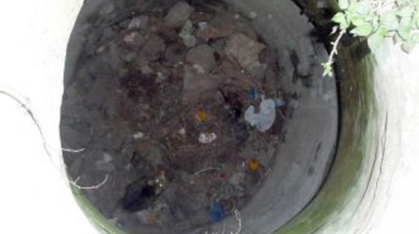 Kuyuda mahsur kalan kedi kurtarıldı