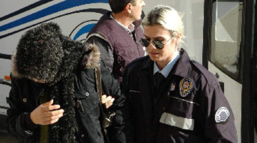 Öz yeğenini erkeklere pazarladı