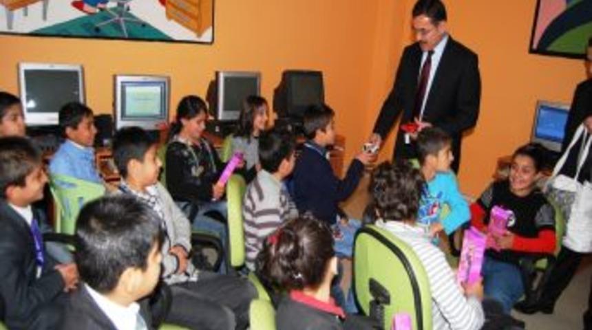 Vali Turhan, g&ouml;n&uuml;ll&uuml;l&uuml;k faaliyetinde &ccedil;ocuklarla buluştu