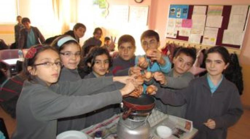 İlk&ouml;ğretim &ouml;ğrencileri, sınıfta sahanda yumurta pişirdi