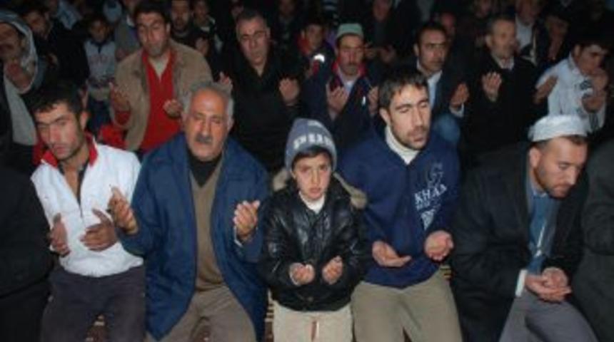 Depremin 40. g&uuml;n&uuml;nde vefat edenlere mevlit okutuldu