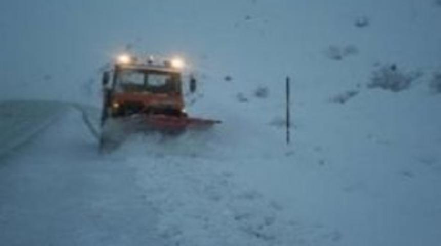 G&uuml;m&uuml;şhanede kar yağışı