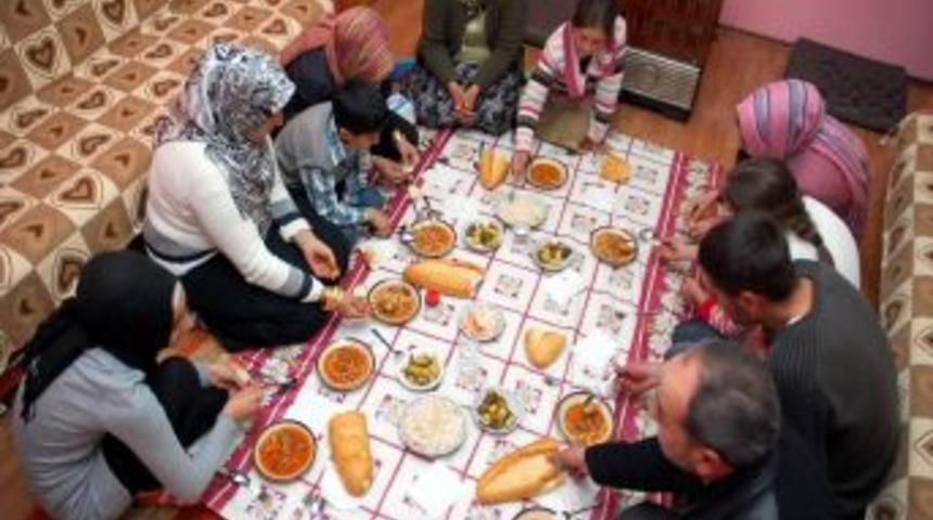 Depremzede aileler kardeşlik sofralarına konuk ediliyor