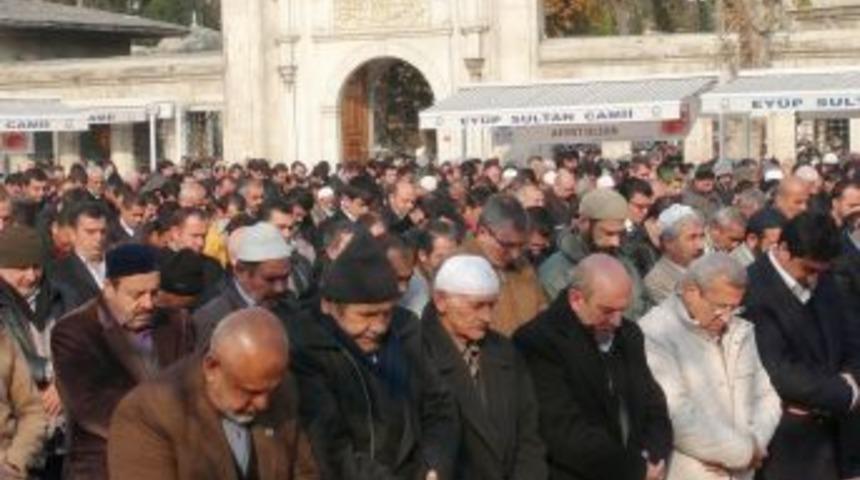 Aşure kazanı Ey&uuml;p meydanında kaynadı
