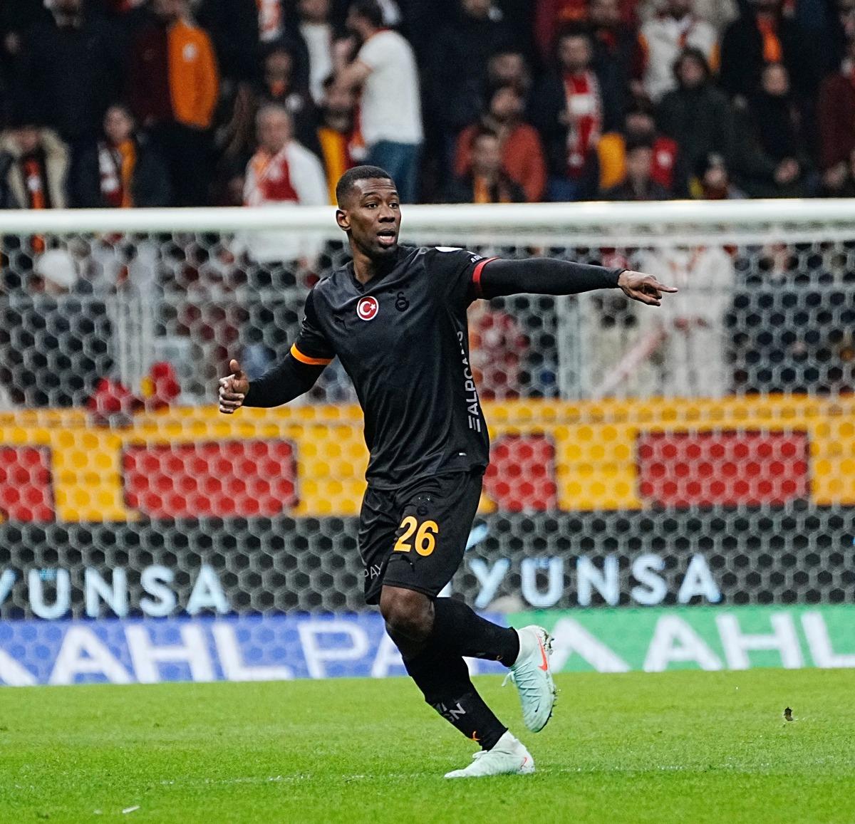 Galatasaray da Carlos Cuesta ger&ccedil;eği ortaya &ccedil;ıktı! 3