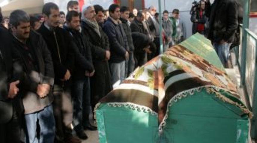 İrem, kardeşi Gizem&rsquo;in yanına defnedildi