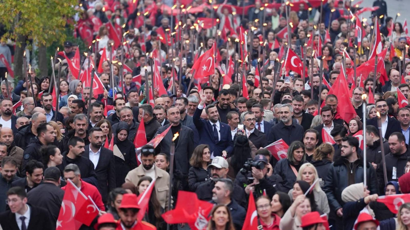 Ataşehir’de 29 Ekim Cumhuriyet Bayramı coşkusu! Binlerce kişi kortej yürüyüşünde buluştu