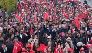 Ataşehir’de 29 Ekim Cumhuriyet Bayramı coşkusu! Binlerce kişi kortej yürüyüşünde buluştu