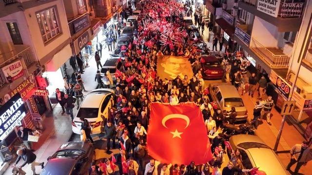 Efeler’de Cumhuriyet yürüyüşü