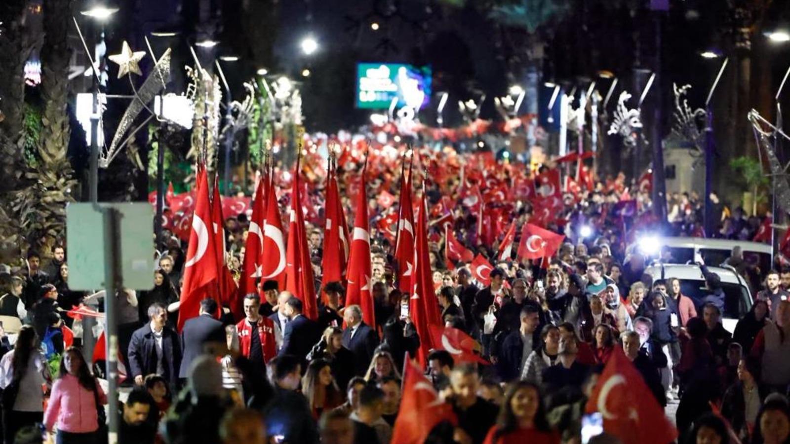 İzmir'de 103'üncü yıl coşkusu gökyüzünü aydınlattı