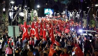 İzmir'de 103'üncü yıl coşkusu gökyüzünü aydınlattı