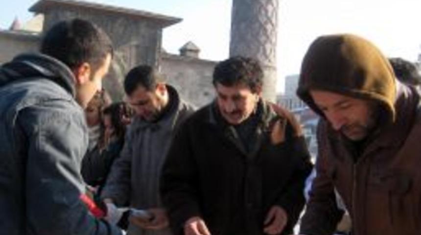 Erzurumlu &ouml;ğretmenler 2 bin kişiye aşure dağıttı