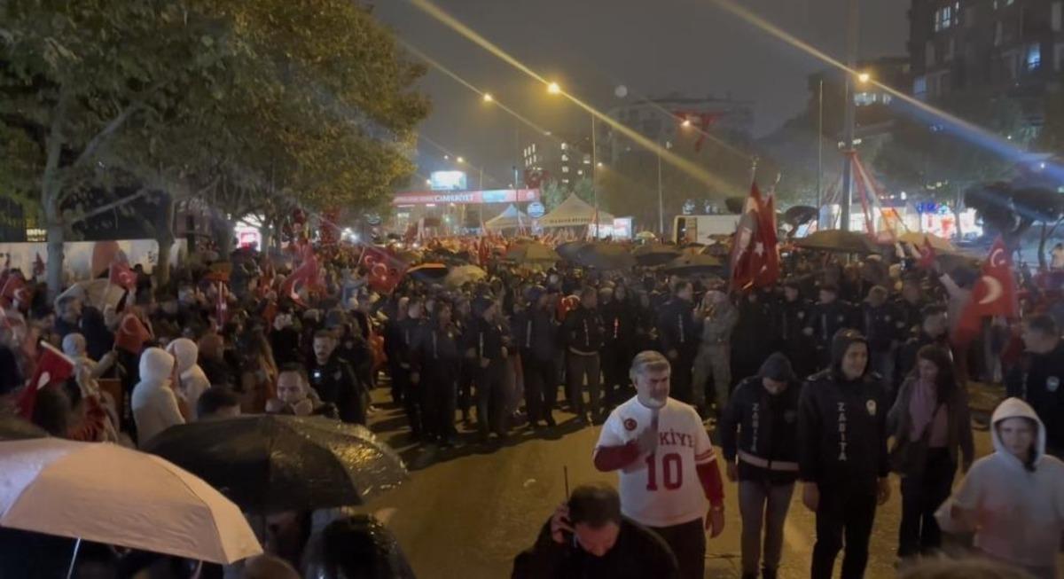Bursa’da yağmura rağmen Can Bonomo ile Cumhuriyet coşkusu 2