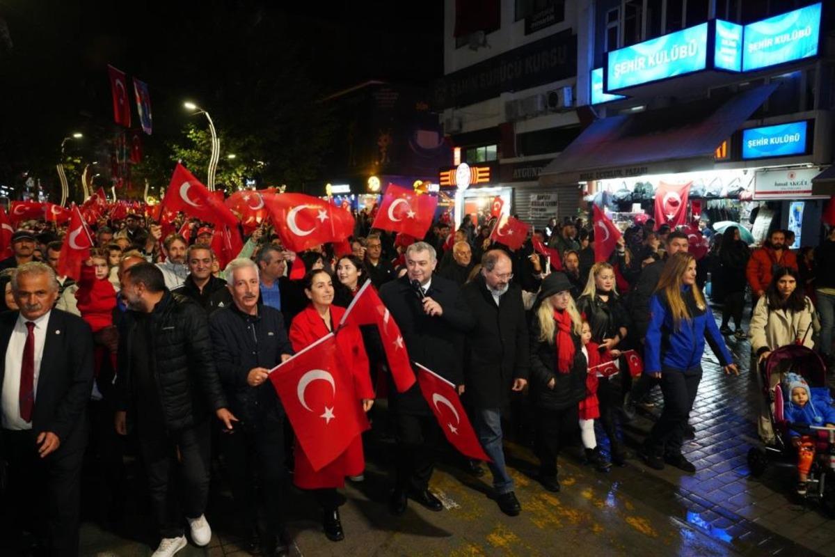 Bolu’da binlerce kişi fener alayında buluştu 1