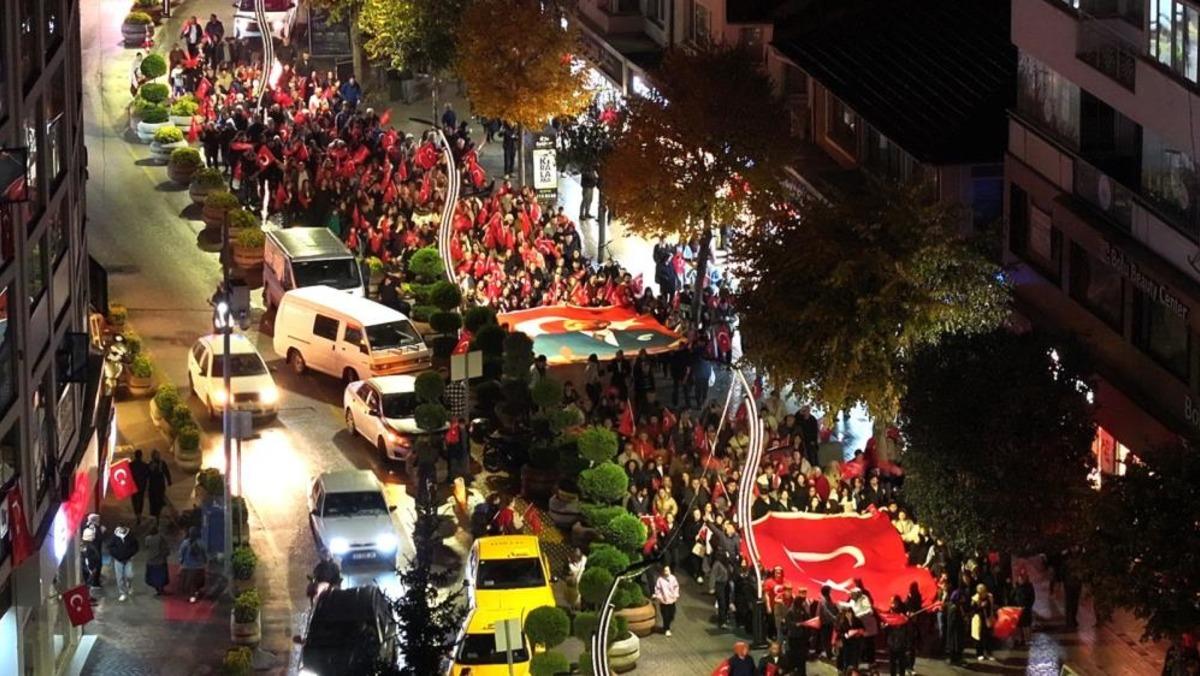 Bolu’da binlerce kişi fener alayında buluştu 2