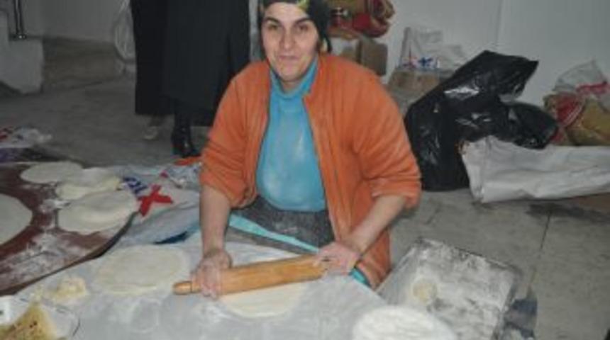 &Ouml;ğrenci ve depremzedeler yararına kermes