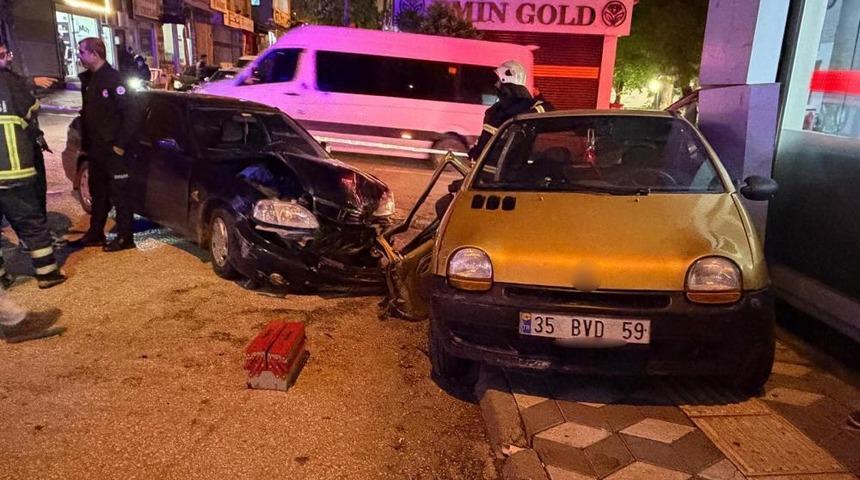Çarpışan otomobiller iş yeri vitrinine çarparak durabildi: 2 yaralı