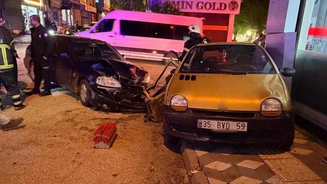 Çarpışan otomobiller iş yeri vitrinine çarparak durabildi: 2 yaralı