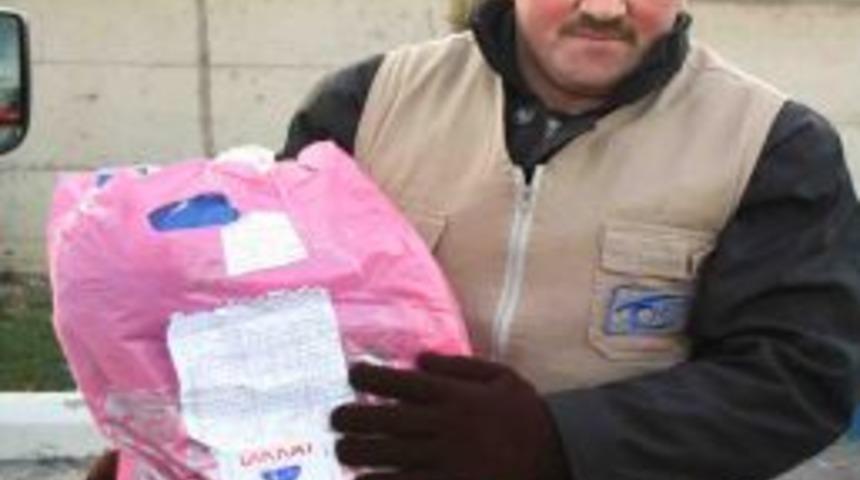 Bir haftalık oyuncağını ve şemsiyesini depremzede kardeşlerine g&ouml;nderdi