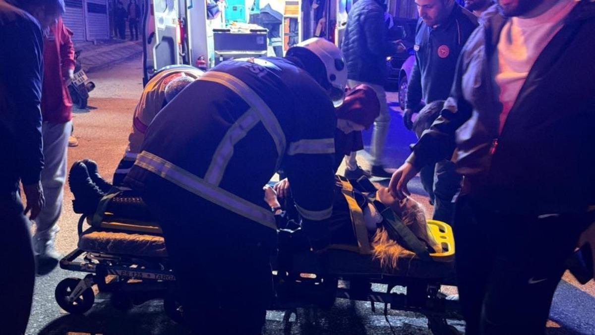 Çarpışan otomobiller iş yeri vitrinine çarparak durabildi: 2 yaralı 1