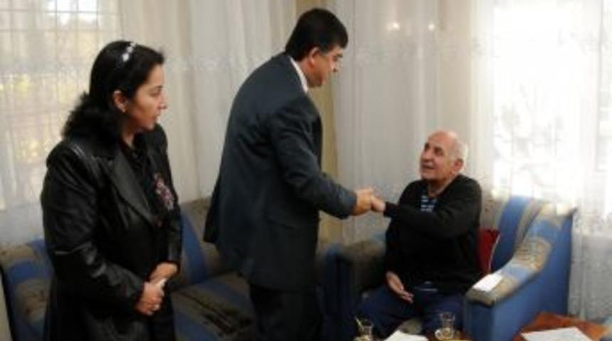 Başkan Fadıloğlu hasta &ouml;ğretmeni evinde ziyaret etti