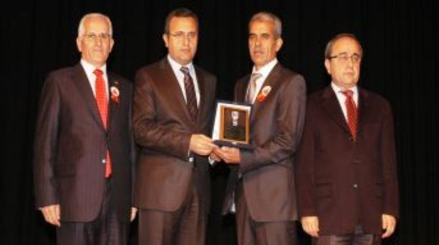 Depremzede &ouml;ğretmenin babasına vefa &ouml;d&uuml;l&uuml;