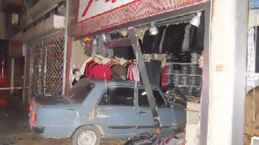 Otomobil mağazaya daldı