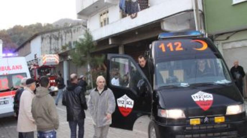 Evde d&uuml;şerek yaralanan hasta, 15 kişinin yardımıyla hastaneye kaldırıldı